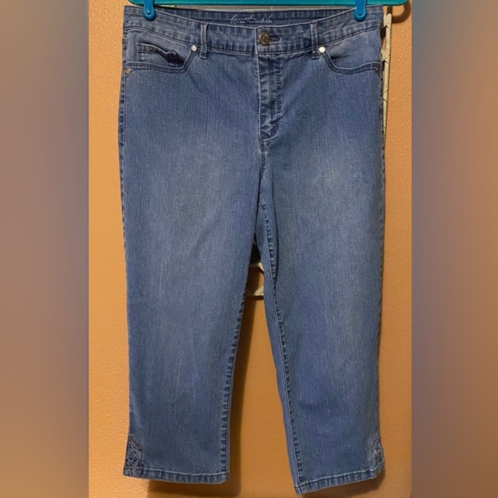 Gloria Vanderbilt Cropped jeans with embroidered pockets